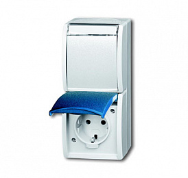 20-02 EWN-53 Розетка SCHUKO 16А 250В IP44, двойная вертикальная, для открытого монтажа, с полем для надписи, серия ocean, цвет серый/сине-зелёный AB. Вид 1