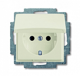 20 EUKB-96-507 Розетка SCHUKO 16А 250В с защитными шторками, с крышкой, серия basic55, цвет chalet-белый ABB. Вид 1